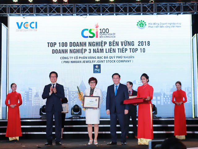 Bà Phạm Thúy Dung, Giám đốc PNJ chi nhánh miền Bắc, đại diện doanh nghiệp nhận chứng nhận 3 năm liên tiếp lọt top 10 do Chính phủ trao tặng.