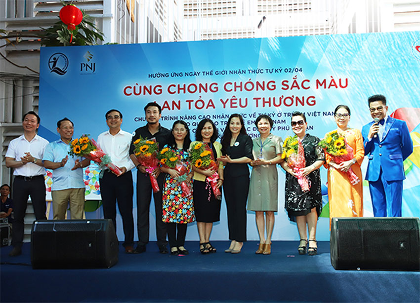 Nghi thức chính thức Phát động chương trình với hình ảnh chong chóng sắc màu – biểu tượng của dự án “Nâng cao nhận thức về tự kỷ ở trẻ em Việt Nam” 