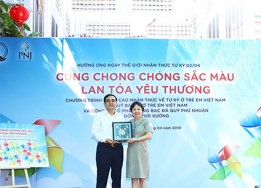 Bà Cao Thị Ngọc Dung trao, đại diện PNJ trao tặng quà lưu niệm cho đại diện Trung Tâm phục hồi chức năng và trợ giúp trẻ khuyết tật – ông Nguyễn Xuân Thắng (Giám đốc trung tâm)