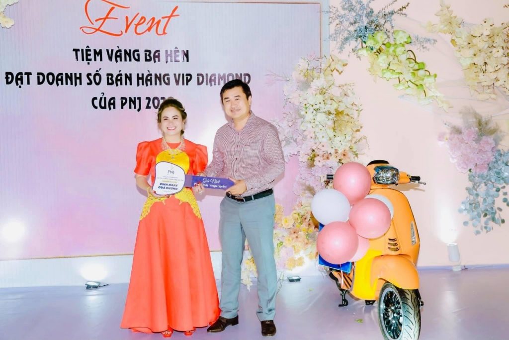 PNJP tưng bừng chúc mừng khách hàng đạt giải chương trình “Tăng nhanh doanh thu, rinh ngay quà khủng” 1 pnjp tung bung chuc mung khach hang dat giai chuong trinh tang nhanh doanh thu rinh ngay qua khung 1