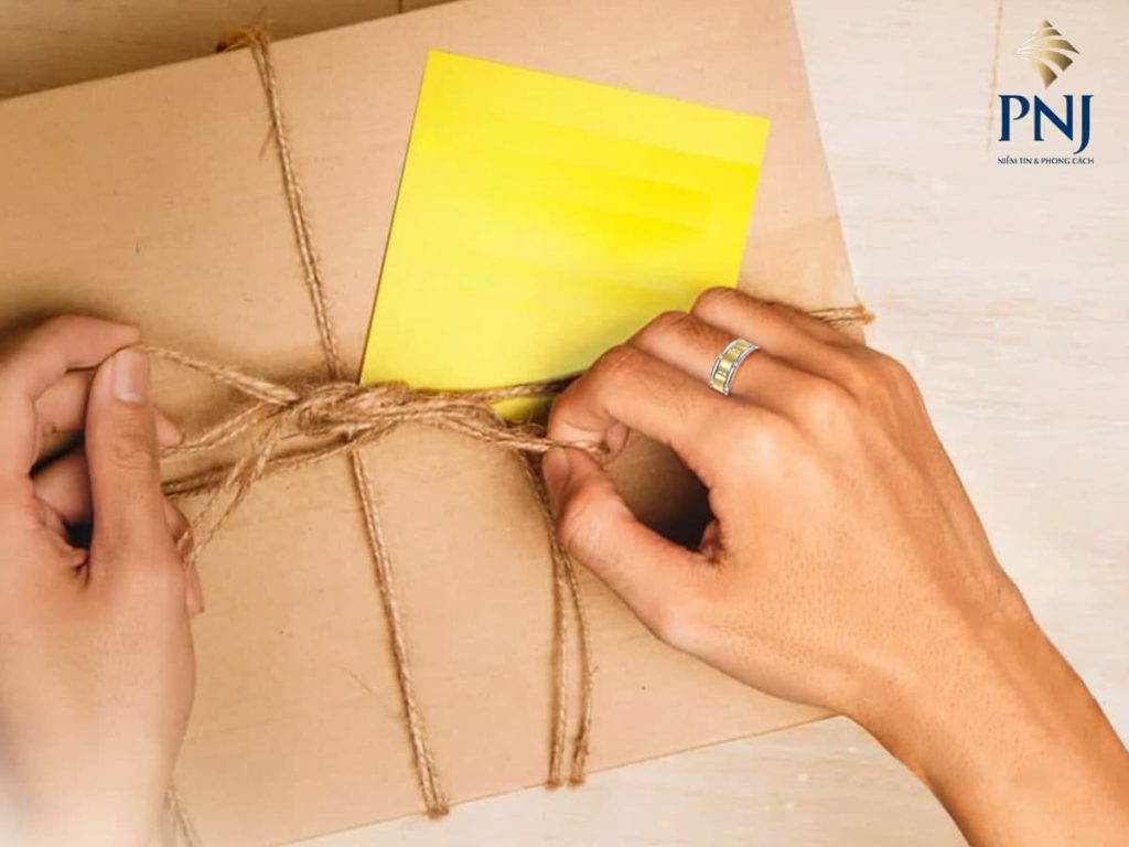 Tuy xa ma gan 6 mon qua y nghia cho mua yeu gian cach 3 1