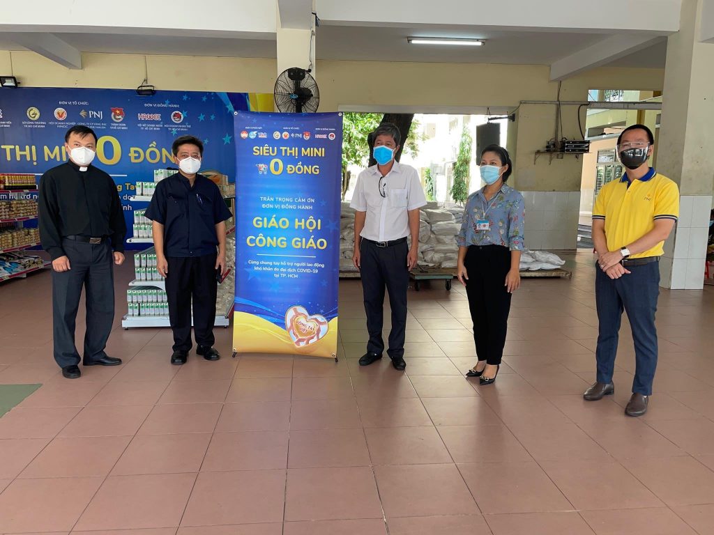 Chồng xe ôm, vợ vé số đi siêu thị 0 đồng mua đến 400 ngàn: Hạnh phúc đơn sơ 1 chong xe om vo ve so di sieu thi 0 dong mua den 400 ngan hanh phuc don so 01