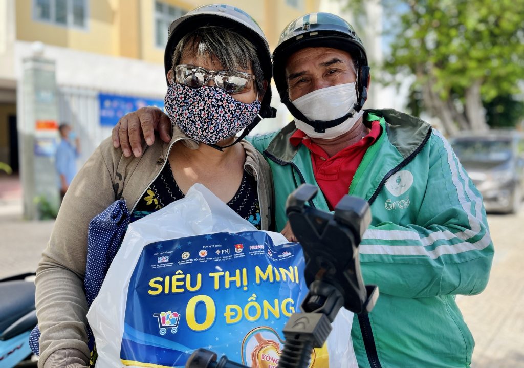 Chồng xe ôm, vợ vé số đi siêu thị 0 đồng mua đến 400 ngàn: Hạnh phúc đơn sơ 2 chong xe om vo ve so di sieu thi 0 dong mua den 400 ngan hanh phuc don so 02
