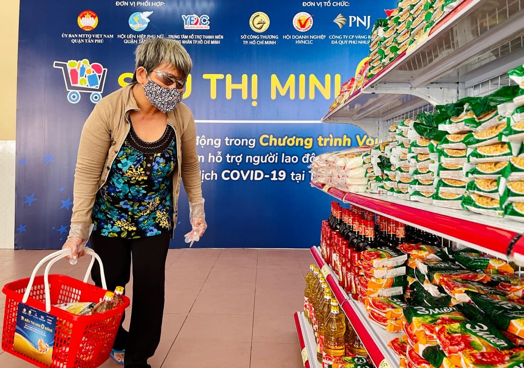 Chồng xe ôm, vợ vé số đi siêu thị 0 đồng mua đến 400 ngàn: Hạnh phúc đơn sơ 3 chong xe om vo ve so di sieu thi 0 dong mua den 400 ngan hanh phuc don so 03