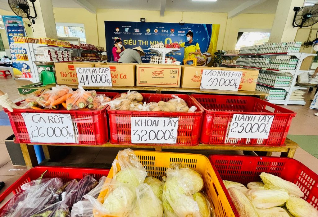 Chồng xe ôm, vợ vé số đi siêu thị 0 đồng mua đến 400 ngàn: Hạnh phúc đơn sơ 4 chong xe om vo ve so di sieu thi 0 dong mua den 400 ngan hanh phuc don so 04