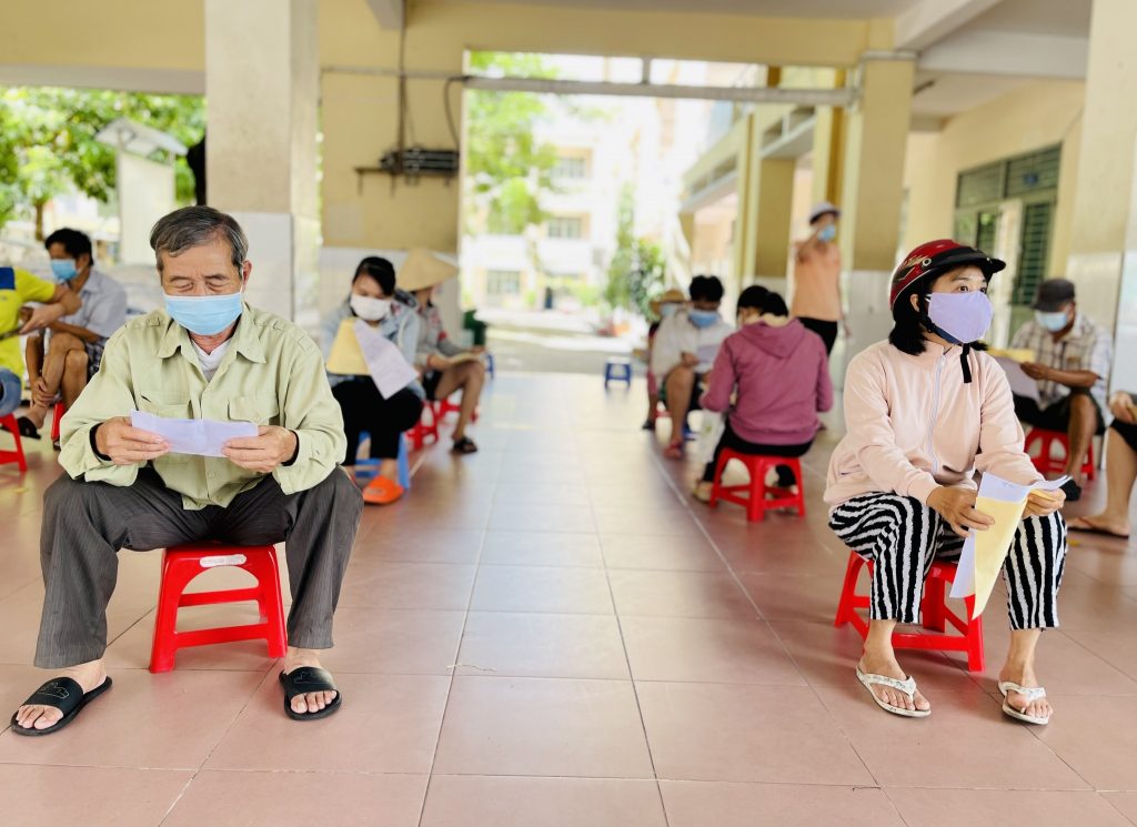 Chồng xe ôm, vợ vé số đi siêu thị 0 đồng mua đến 400 ngàn: Hạnh phúc đơn sơ 5 chong xe om vo ve so di sieu thi 0 dong mua den 400 ngan hanh phuc don so 05