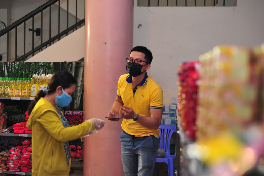 PNJ tiếp tục đưa siêu thị mini 0 đồng đến với người nghèo tại TP.HCM 3 pnj tiep tuc dua sieu thi mini 0 dong den voi nguoi ngheo tai tp hcm 03 2