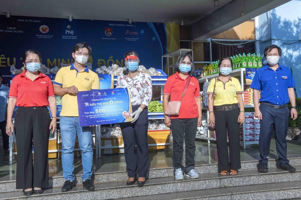 Siêu thị mini 0 đồng đã đến với bà con khó khăn tại An Giang 1 sieu thi mini 0 dong da den voi ba con kho khan tai an giang 01