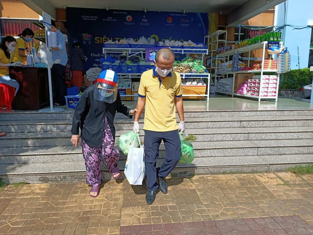 Siêu thị mini 0 đồng đã đến với bà con khó khăn tại An Giang 2 sieu thi mini 0 dong da den voi ba con kho khan tai an giang 02
