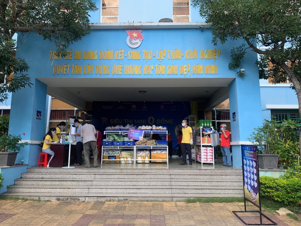 Siêu thị mini 0 đồng đã đến với bà con khó khăn tại An Giang 4 sieu thi mini 0 dong da den voi ba con kho khan tai an giang 04