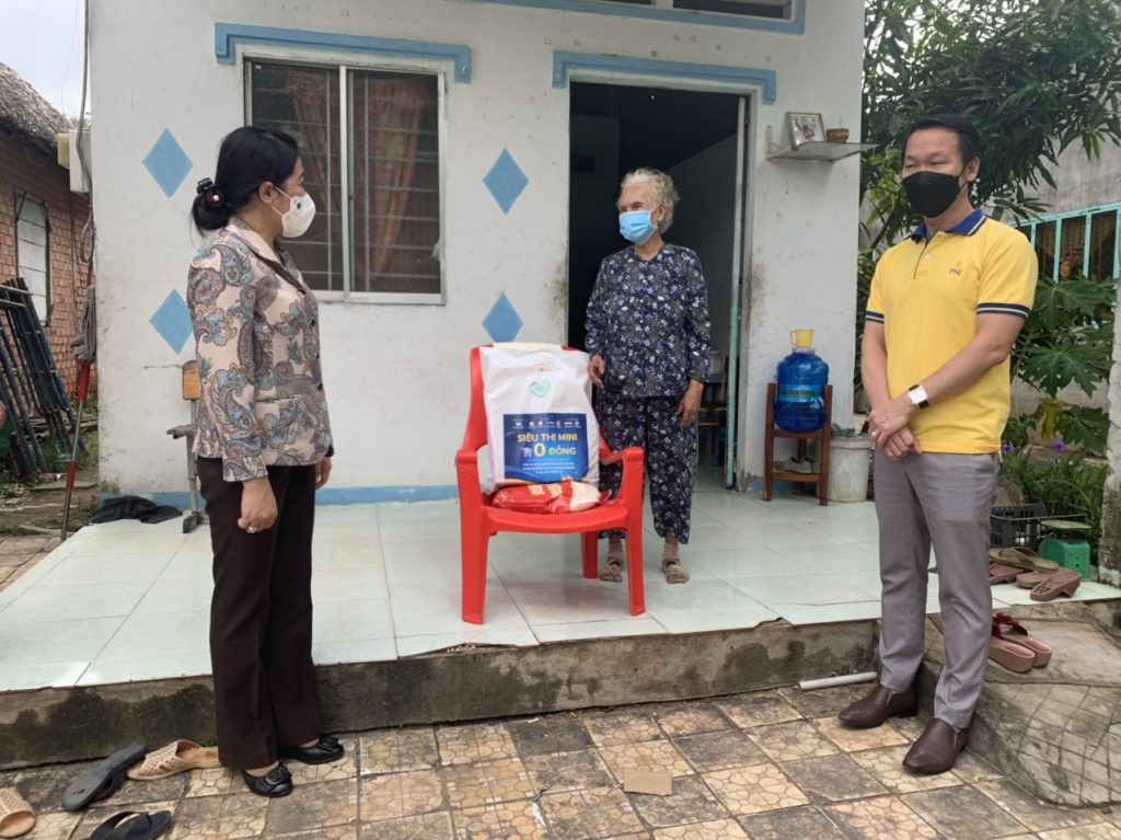 Siêu thị mini 0 đồng lan tỏa yêu thương đến bà con huyện đảo Cần Giờ 2 sieu thi mini 0 dong lan toa yeu thuong den ba con huyen dao can gio 02