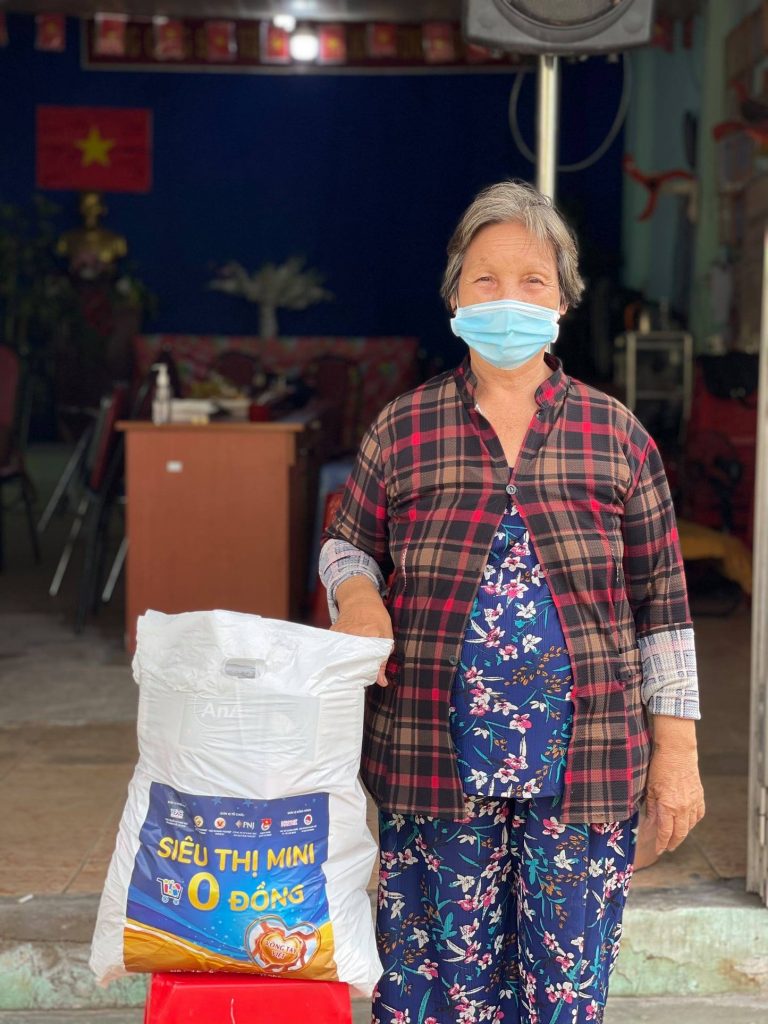 Tiếp tục trao tặng những phần quà cho bà con khó khăn tại quận 5 và Củ Chi 2 tiep tuc trao tang nhung phan qua cho ba con kho khan tai quan 5 va cu chi 02