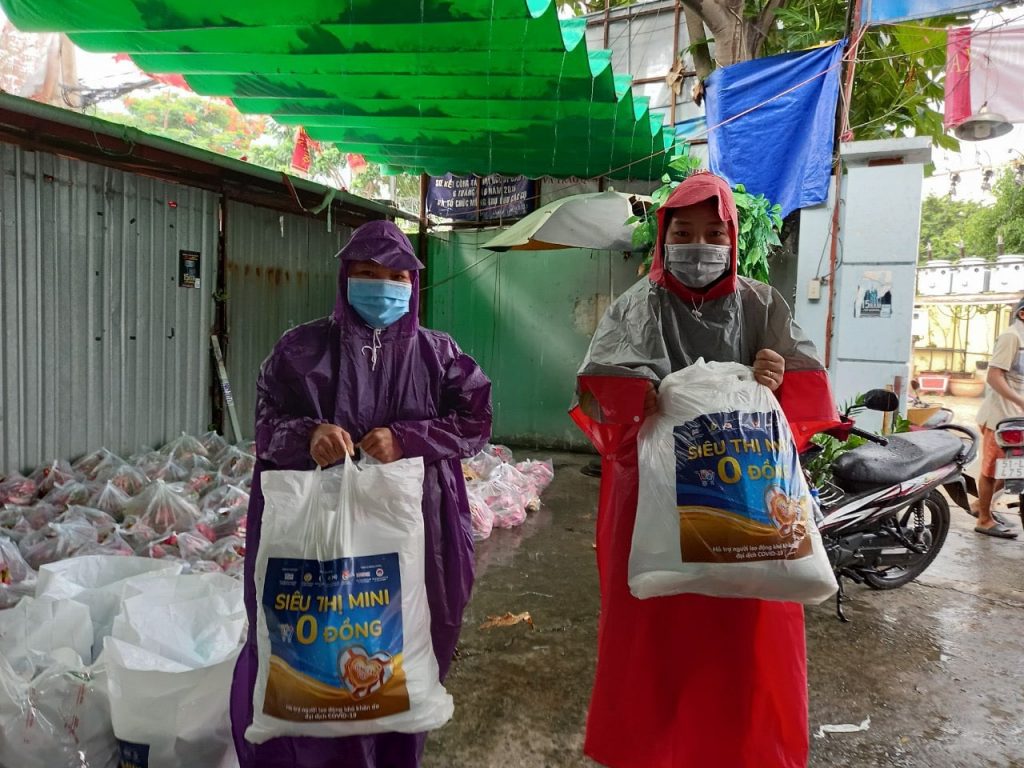 Tiếp tục trao tặng những phần quà cho bà con khó khăn tại quận 5 và Củ Chi 3 tiep tuc trao tang nhung phan qua cho ba con kho khan tai quan 5 va cu chi 03