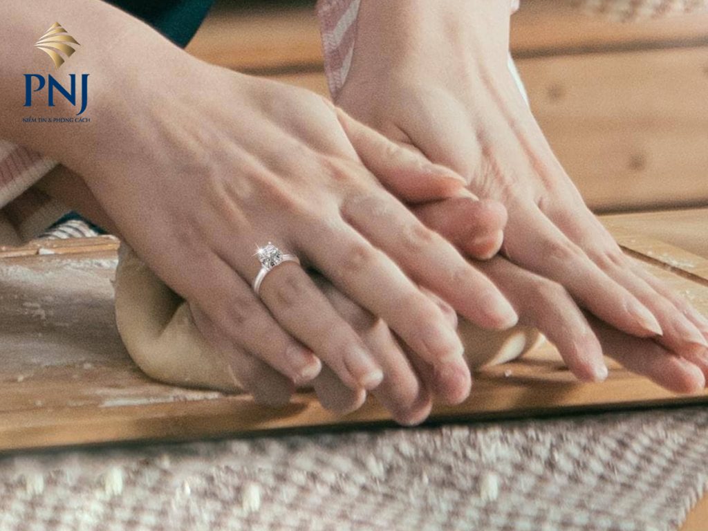 Bí quyết giúp đôi bạn chọn nhẫn đính hôn kim cương như ý 2 Bi quyet giup doi ban chon nhan dinh hon kim cuong nhu y 1