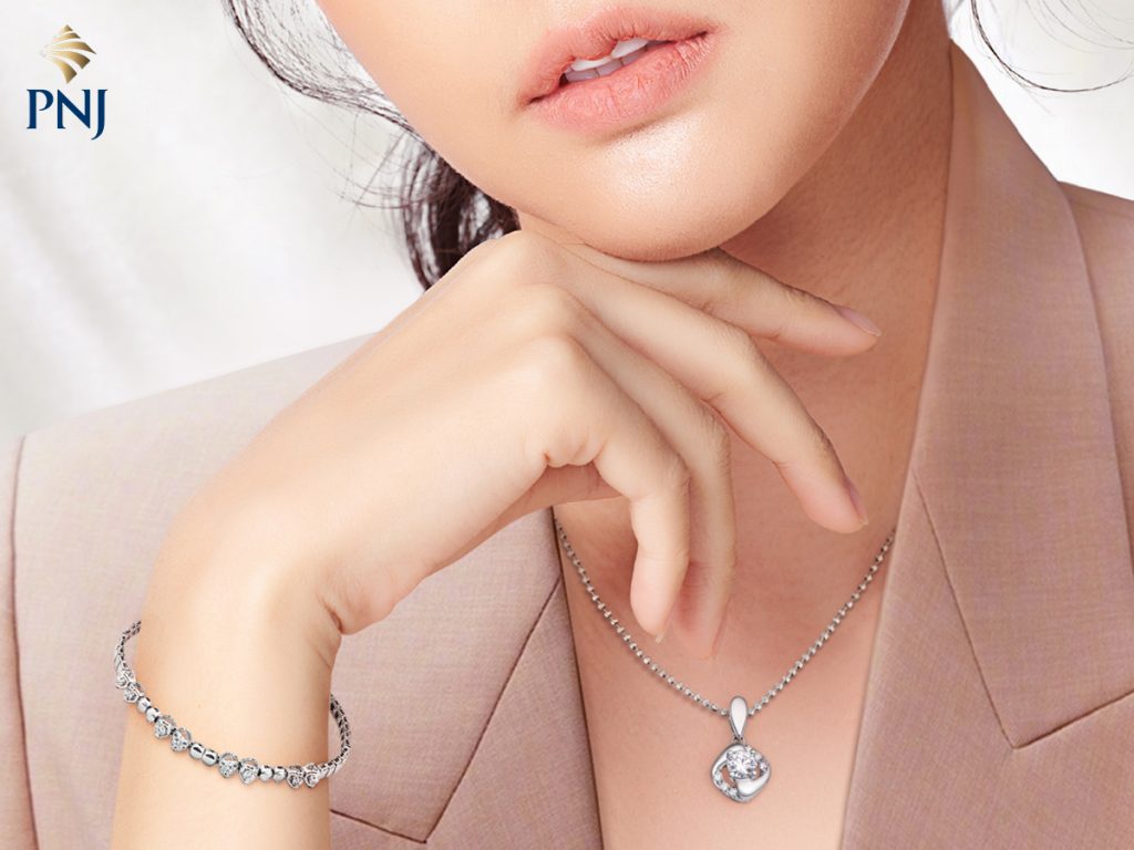 Là nữ doanh nhân, trang sức nào sẽ tôn vinh tối đa khí chất của quý cô? 2 La nu doanh nhan trang suc nao se ton vinh toi da khi chat cua quy co 1