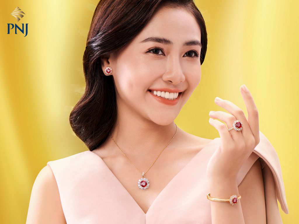 Là nữ doanh nhân, trang sức nào sẽ tôn vinh tối đa khí chất của quý cô? 3 La nu doanh nhan trang suc nao se ton vinh toi da khi chat cua quy co 2