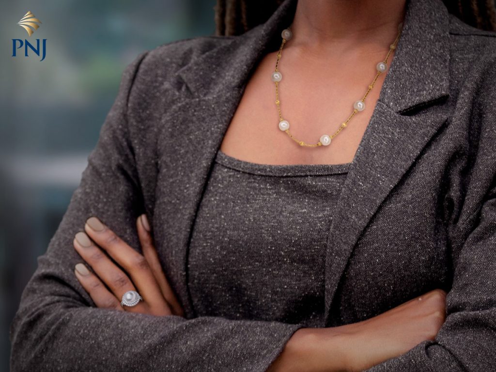 Là nữ doanh nhân, trang sức nào sẽ tôn vinh tối đa khí chất của quý cô? 4 La nu doanh nhan trang suc nao se ton vinh toi da khi chat cua quy co 3