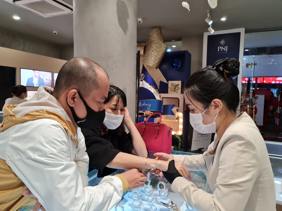 6 năm liên tiếp PNJ được vinh danh top 10 trong 100 doanh nghiệp phát triển bền vững 3 6 nam lien tiep pnj duoc vinh danh top 10 trong 100 doanh nghiep phat trien ben vung 03