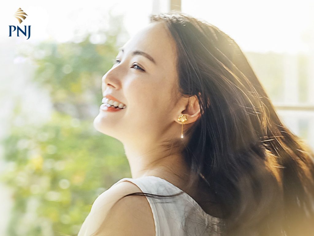 Sắp tới mùa tiệc tùng cuối năm rồi, nàng đã có những phụ kiện này chưa? 5 Sap toi mua tiec tung cuoi nam roi nang da co nhung phu kien nay chua 4