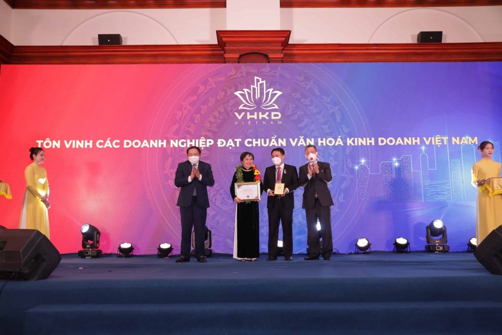 PNJ được vinh danh top 10 doanh nghiệp đạt chuẩn văn hóa kinh doanh 1 pnj duoc vinh danh top 10 doanh nghiep dat chuan van hoa kinh doanh 01