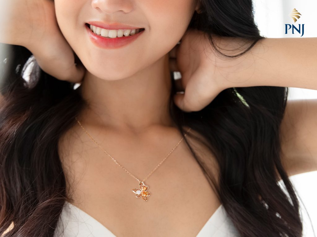 Diem mat 5 mon trang suc phoi cung ao hai day giup khoe kheo ve quyen ru cua nang