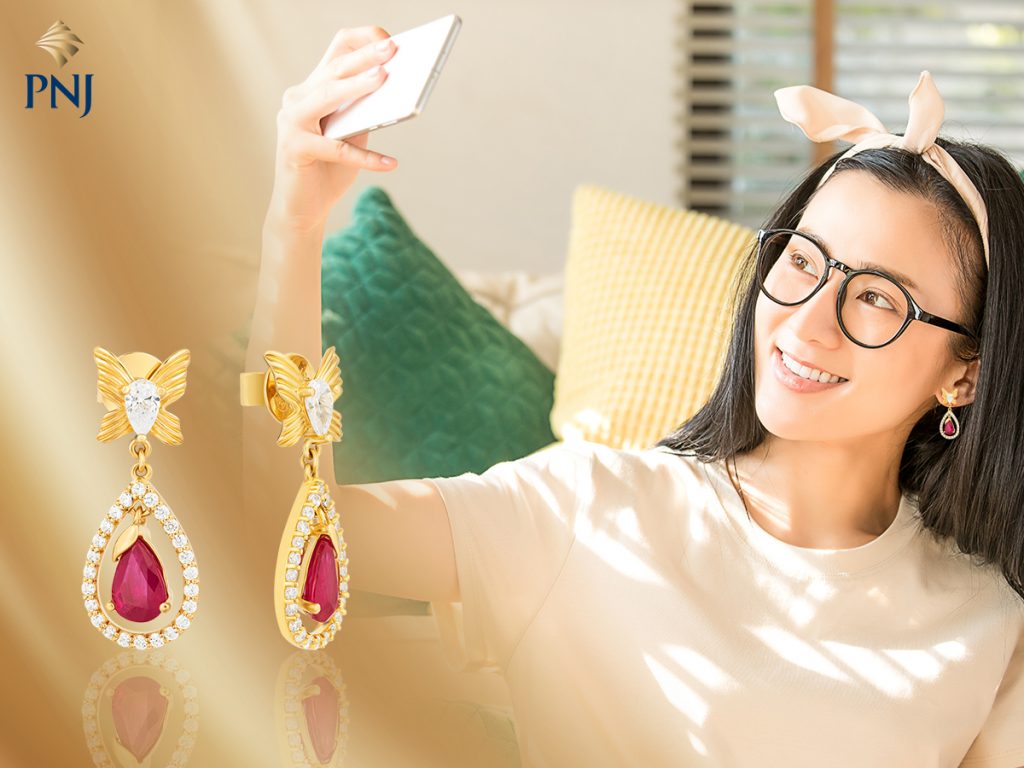 Selfie voi trang suc nang da biet cach de co mot pose anh lung linh chua 1