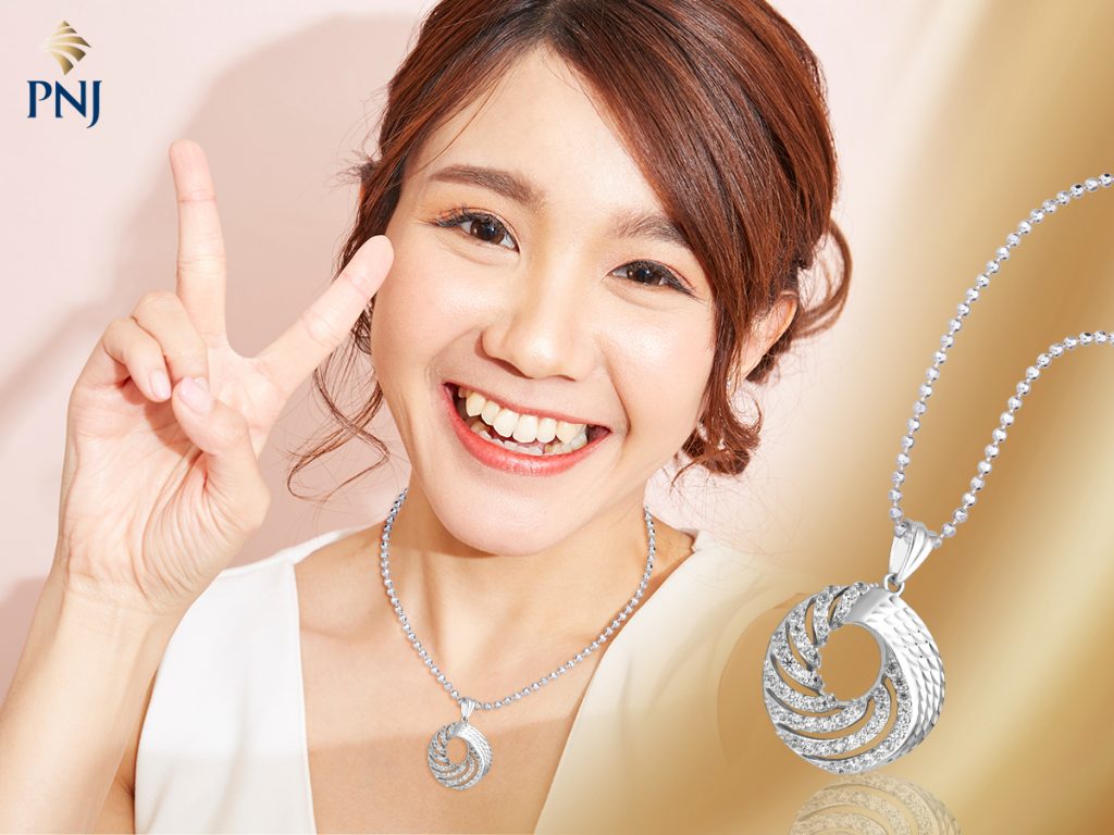 Selfie voi trang suc nang da biet cach de co mot pose anh lung linh chua 2