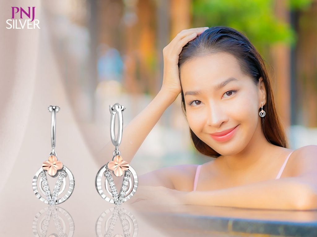 Những món trang sức giúp nàng có một outfit đi biển bắt mắt, sang chảnh 2 Di bien deo gi Goi y ngay cho nang nhung mon trang suc di bien bat mat doc dao 1