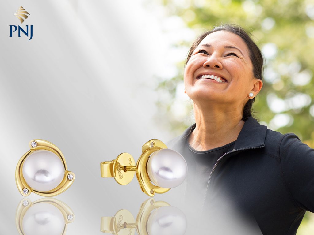 Goi y trang suc du tiec cho phu nu tuoi trung nien sang trong phu hop 1