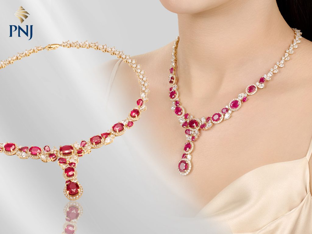 Goi y trang suc du tiec cho phu nu tuoi trung nien sang trong phu hop 2