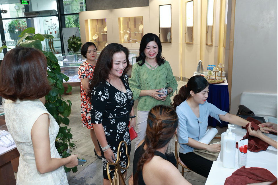 "Hội tụ và Tỏa sáng" cùng PNJ trong cuộc gặp gỡ những nữ Doanh Nhân Hnew cuối thu tháng 10 4 hoi tu va toa sang cung pnj trong cuoc gap go nhung nu doanh nhan hnew cuoi thu thang 10 04