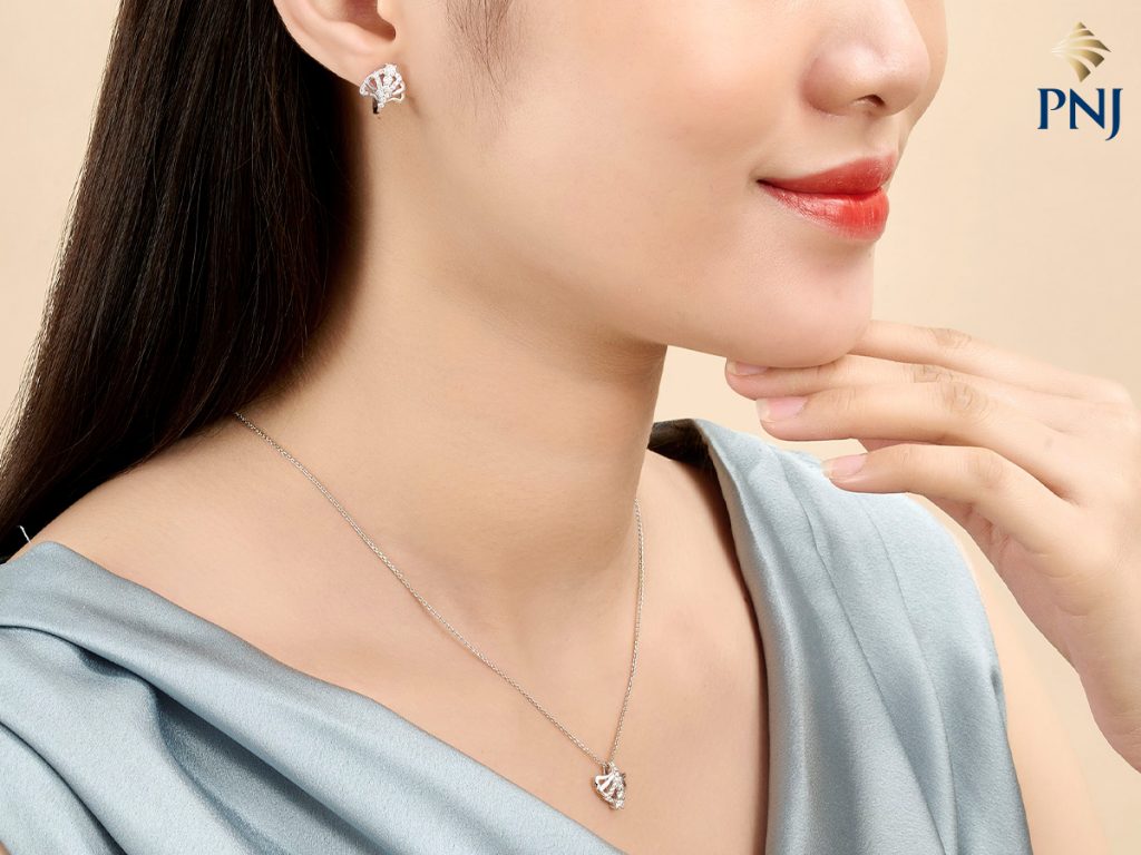 Top 5 bộ trang sức phù hợp nhất cho những buổi tiệc cuối năm 49 Top 5 bo trang suc phu hop nhat cho nhung buoi tiec cuoi nam