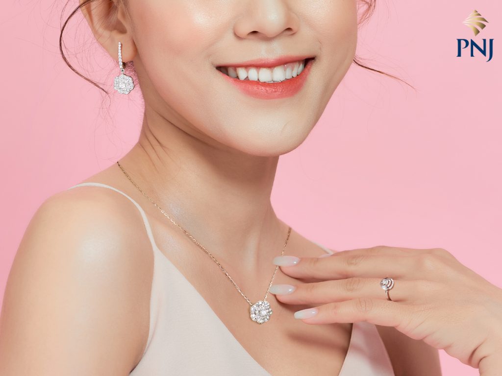 Top 5 bộ trang sức phù hợp nhất cho những buổi tiệc cuối năm 51 Top 5 bo trang suc phu hop nhat cho nhung buoi tiec cuoi nam 2