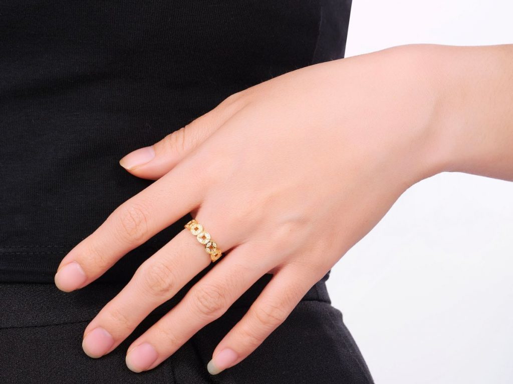 Ý nghĩa nhẫn đeo ngón trỏ nữ | Apj.vn