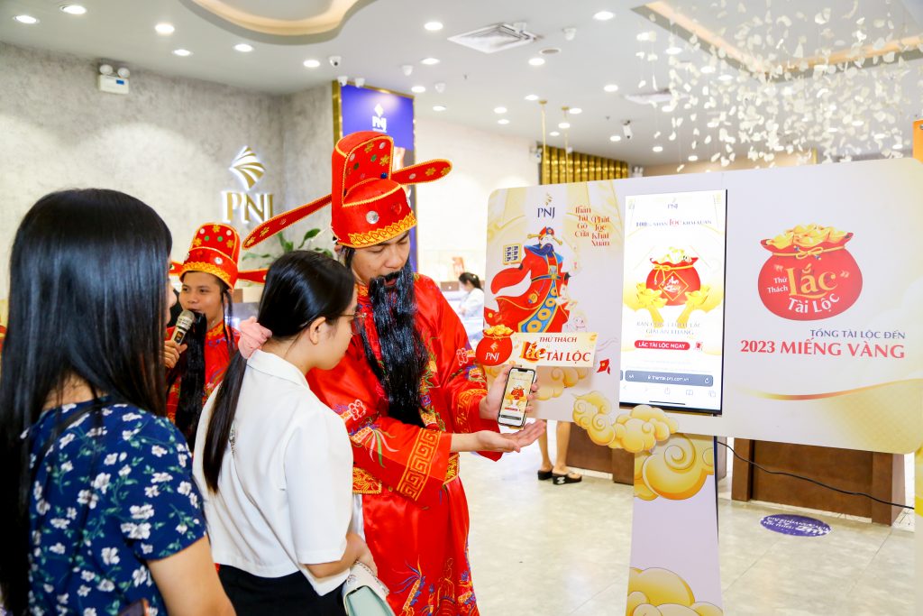 PNJ đã tìm ra khách hàng trúng giải đặc biệt “Thử Thách Lắc Tài Lộc” 2 pnj da tim ra khach hang trung giai dac biet thu thach lac tai loc 02
