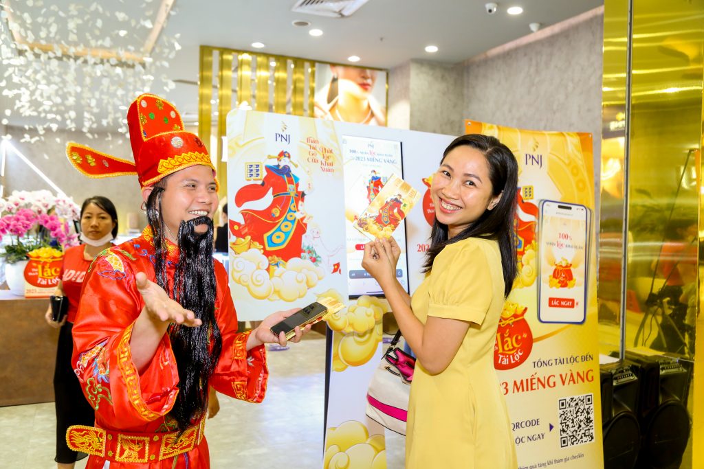 PNJ đã tìm ra khách hàng trúng giải đặc biệt “Thử Thách Lắc Tài Lộc” 3 pnj da tim ra khach hang trung giai dac biet thu thach lac tai loc 03