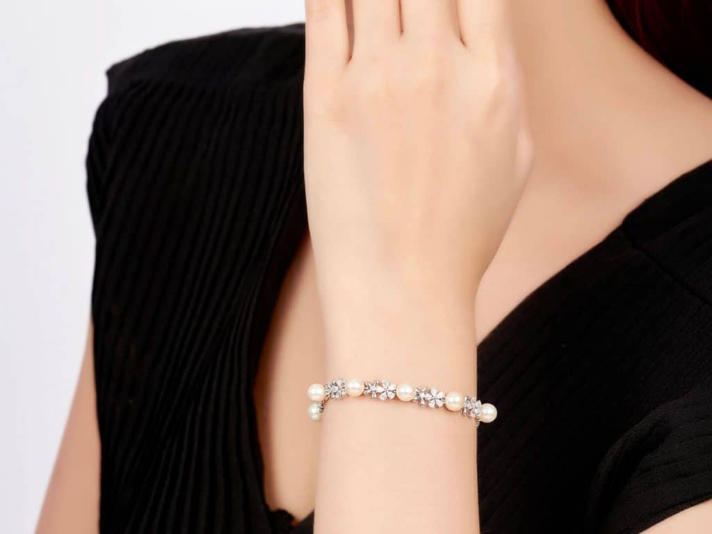 Cu Giai hop voi cung nao Co nang Cu Giai nen deo trang suc gi de tinh yeu no ro