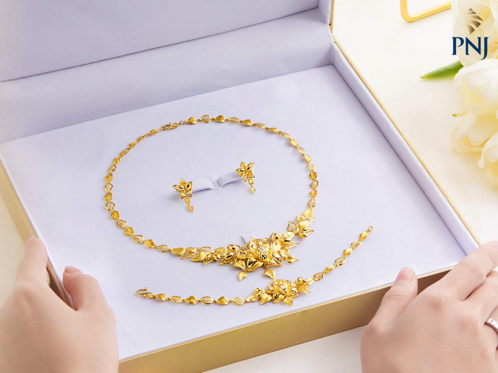 Điểm mặt top 5 trang sức cưới truyền thống PNJ "được lòng" các cặp đôi trong mùa cưới 2023 52 Diem mat top 5 trang suc cuoi truyen thong PNJ duoc long cac cap doi trong mua cuoi 2023 3