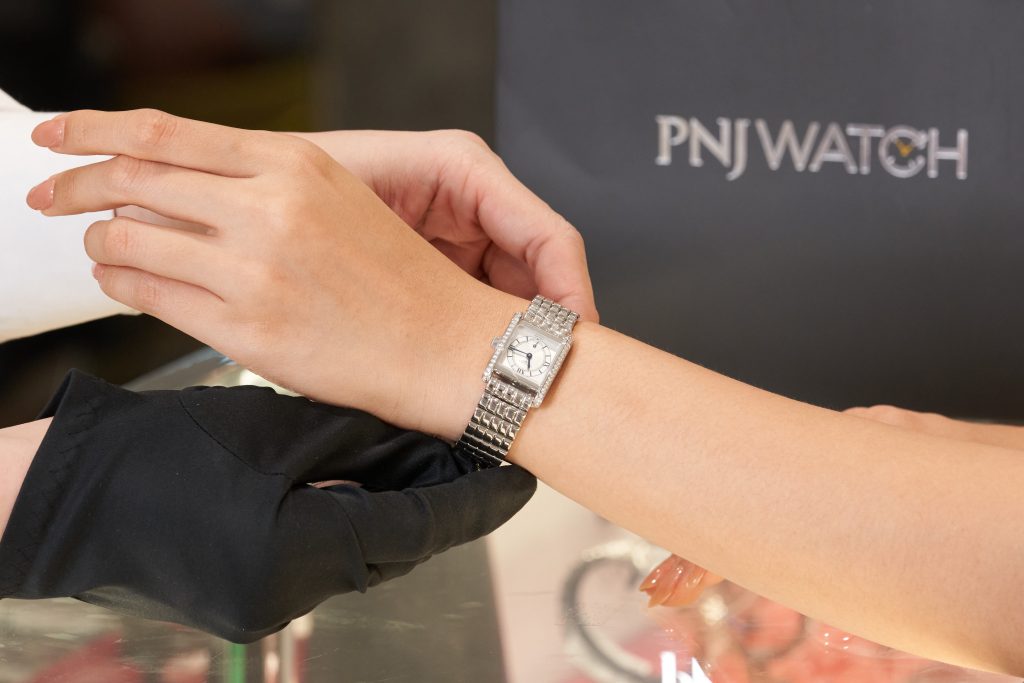 cung a hau thuy tien chon mon qua y nghia tai pnj watch 4