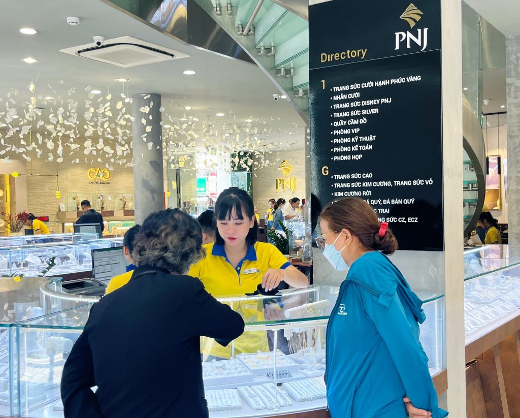 PNJ là Top 1 “Nhà tuyển dụng được yêu thích nhất 2023” ngành bán lẻ, bán sỉ 5 pnj la top 1 nha tuyen dung duoc yeu thich nhat 2023 nganh ban le ban si 4