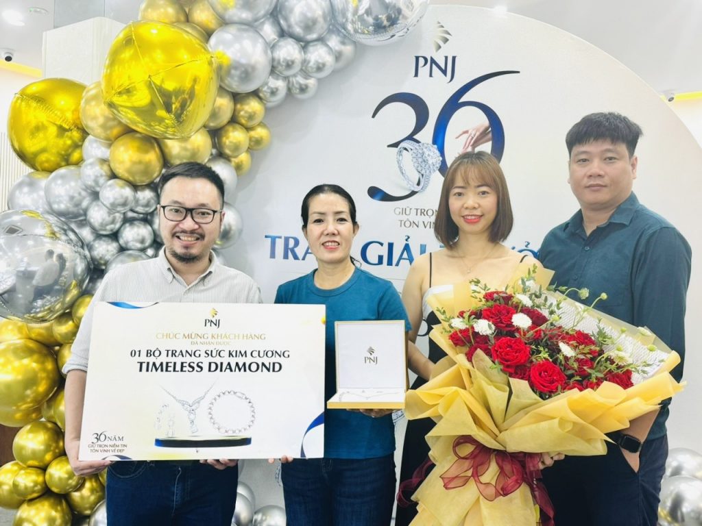 Chúc Mừng Khách Hàng Nhận Giải Chương Trình Sinh Nhật PNJ 36 Năm 2 HINH 2