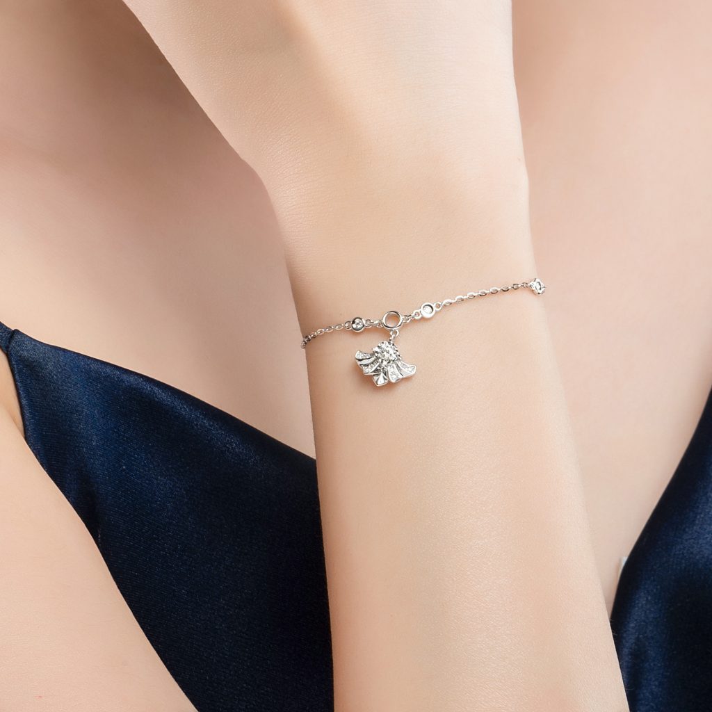 Gợi Ý Quà Tặng Trang Sức Cho "Chị Đẹp" & "Em Xinh" Tháng 8 4 goi y qua tang trang suc cho chi dep em xinh thang 8 03