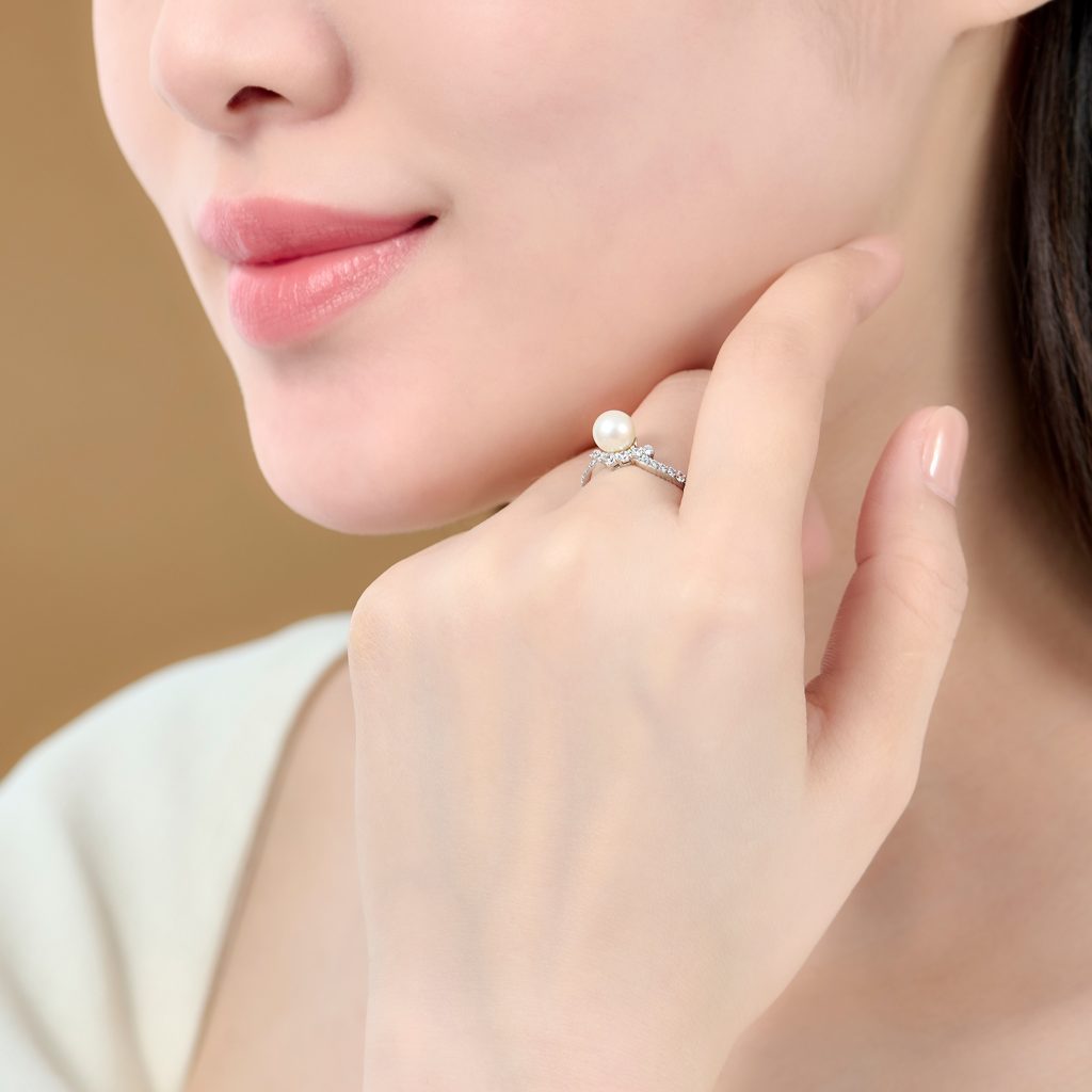 Gợi Ý Quà Tặng Trang Sức Cho "Chị Đẹp" & "Em Xinh" Tháng 8 6 goi y qua tang trang suc cho chi dep em xinh thang 8 05