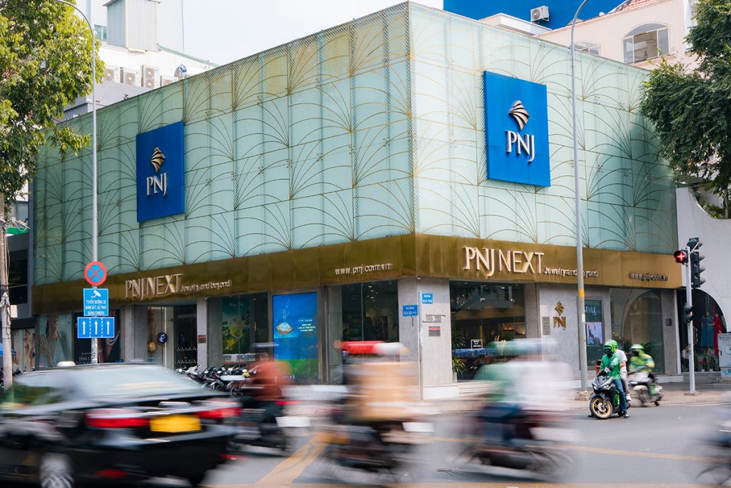 PNJ HỢP TÁC CÙNG VINFAST, GSM, V-GREEN THÚC ĐẨY GIAO THÔNG XANH TRONG DOANH NGHIỆP 2 CUA HANG