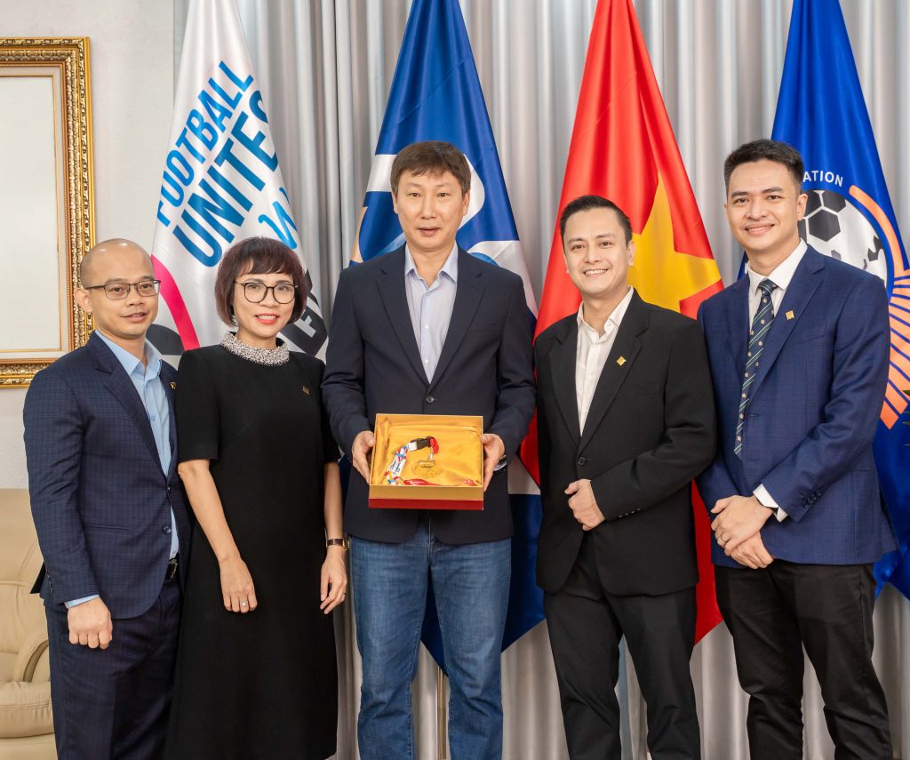 PNJ TẶNG HLV KIM SANG SIK HUY CHƯƠNG VÀNG 33 CHỈ VÀNG 24K 5 007