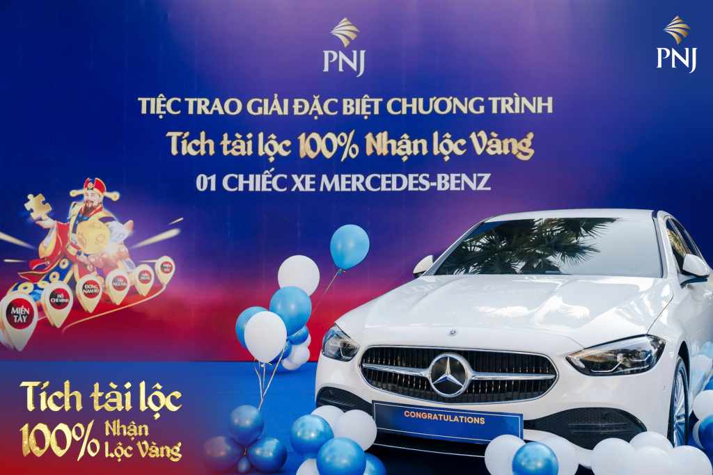 PNJ TRAO GIẢI THƯỞNG ĐẶC BIỆT XE MERCEDES-BENZ CHƯƠNG TRÌNH "TÍCH TÀI LỘC 100% NHẬN LỘC VÀNG" 3 pnj trao giai thuong xe mercedes benz chuong trinh tich tai loc 100 nhan loc vang 3