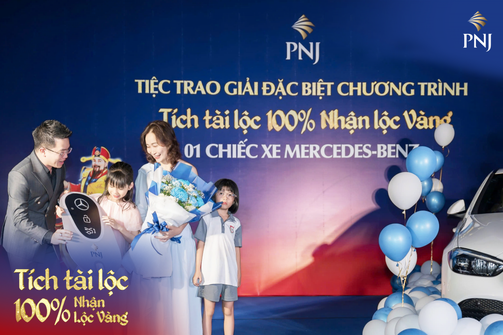 PNJ TRAO GIẢI THƯỞNG ĐẶC BIỆT XE MERCEDES-BENZ CHƯƠNG TRÌNH "TÍCH TÀI LỘC 100% NHẬN LỘC VÀNG" 4 pnj trao giai thuong xe mercedes benz chuong trinh tich tai loc 100 nhan loc vang 4