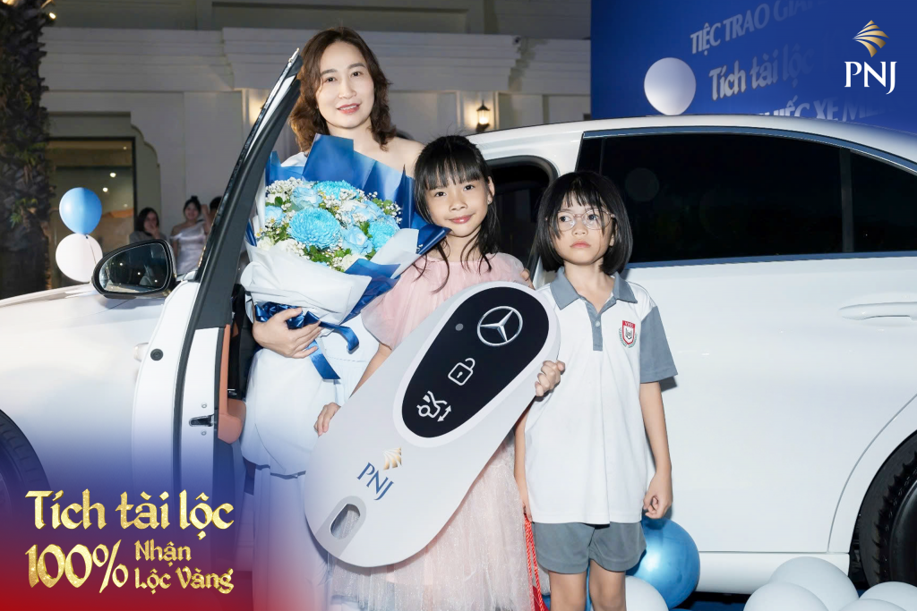 PNJ TRAO GIẢI THƯỞNG ĐẶC BIỆT XE MERCEDES-BENZ CHƯƠNG TRÌNH "TÍCH TÀI LỘC 100% NHẬN LỘC VÀNG" 5 pnj trao giai thuong xe mercedes benz chuong trinh tich tai loc 100 nhan loc vang 5