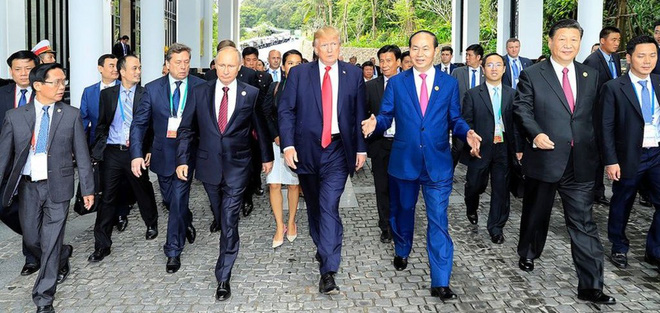 Các đại biểu tham dự tuần lễ cấp cao APEC 2017 đều mang trên áo một huy hiệu lấp lánh.