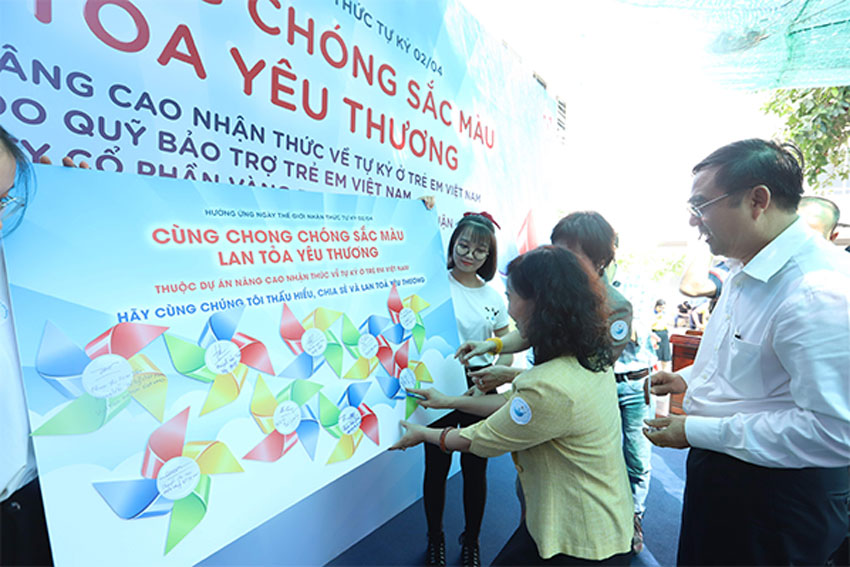 Ngày 8/4 tới, hạng mục quan trọng đầu tiên của chương trình “Nâng cao nhận thức về tự kỷ ở trẻ em Việt Nam” là bộ tài liệu quốc gia đầu tiên về hỗ trợ phục hồi chức năng cho trẻ tự kỷ sẽ chính thức được công bố
